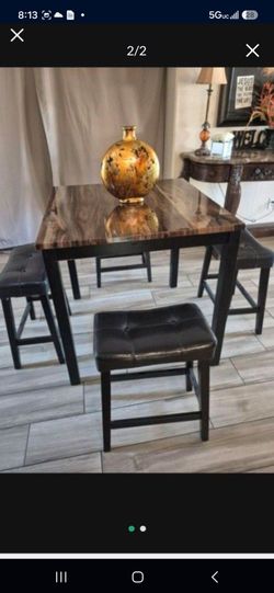 High Table With 4 bar Stools Exelent Condition