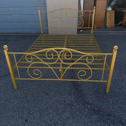 ❤️BEAUTIFUL QUEEN SIZE METAL BED FRAME- GOLD COLOR❤️