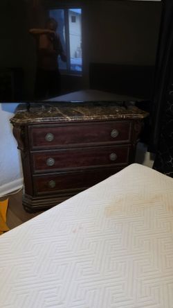Cama como nueva, camera solo el colchón costó $350 USD  Y la cama $ 195 COLOR GRIS.