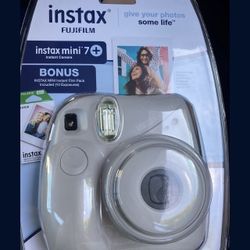 Poloroid Camera (includes batteries and 10 pictures/film