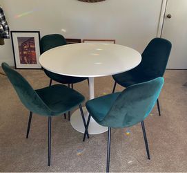Dining table with 4 velvet/suede chairs