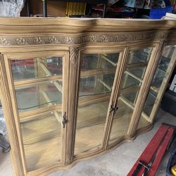 Beautiful Curio Cabinet , Glass Shelves are Mint, No Dents,scratches Etc
