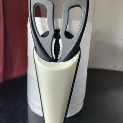 New Scissors with magnetic holder [ NEW NEVER USED]