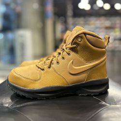 Nike Manoa Boots Size 7y