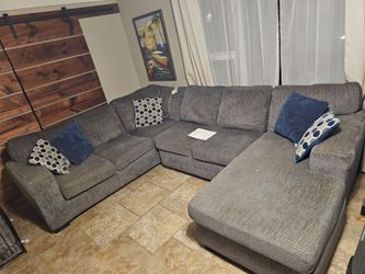 SECTIONAL LIVING ROOM FURNITURE