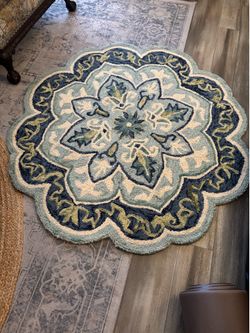 LR HOME-4Ft Scalloped Round Wool Area Rug ( New)