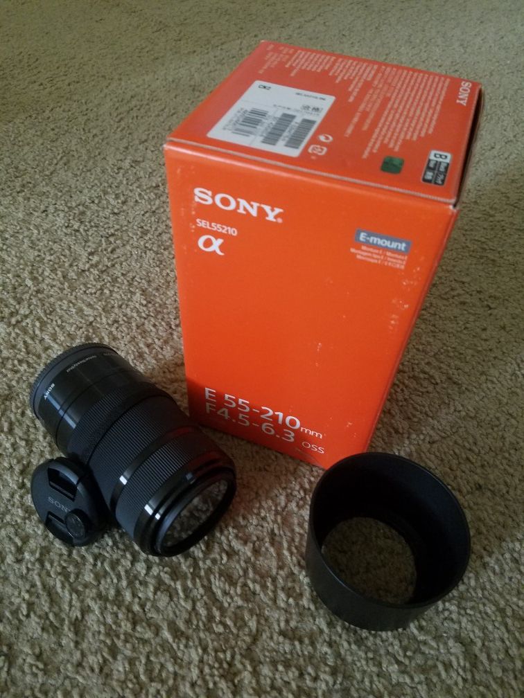 Sony alpha E-mount telephoto lens w/ accessories