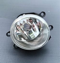 2016 - 2023 Toyota Tacoma Right / Passenger Fog Light OEM with LED Bulb