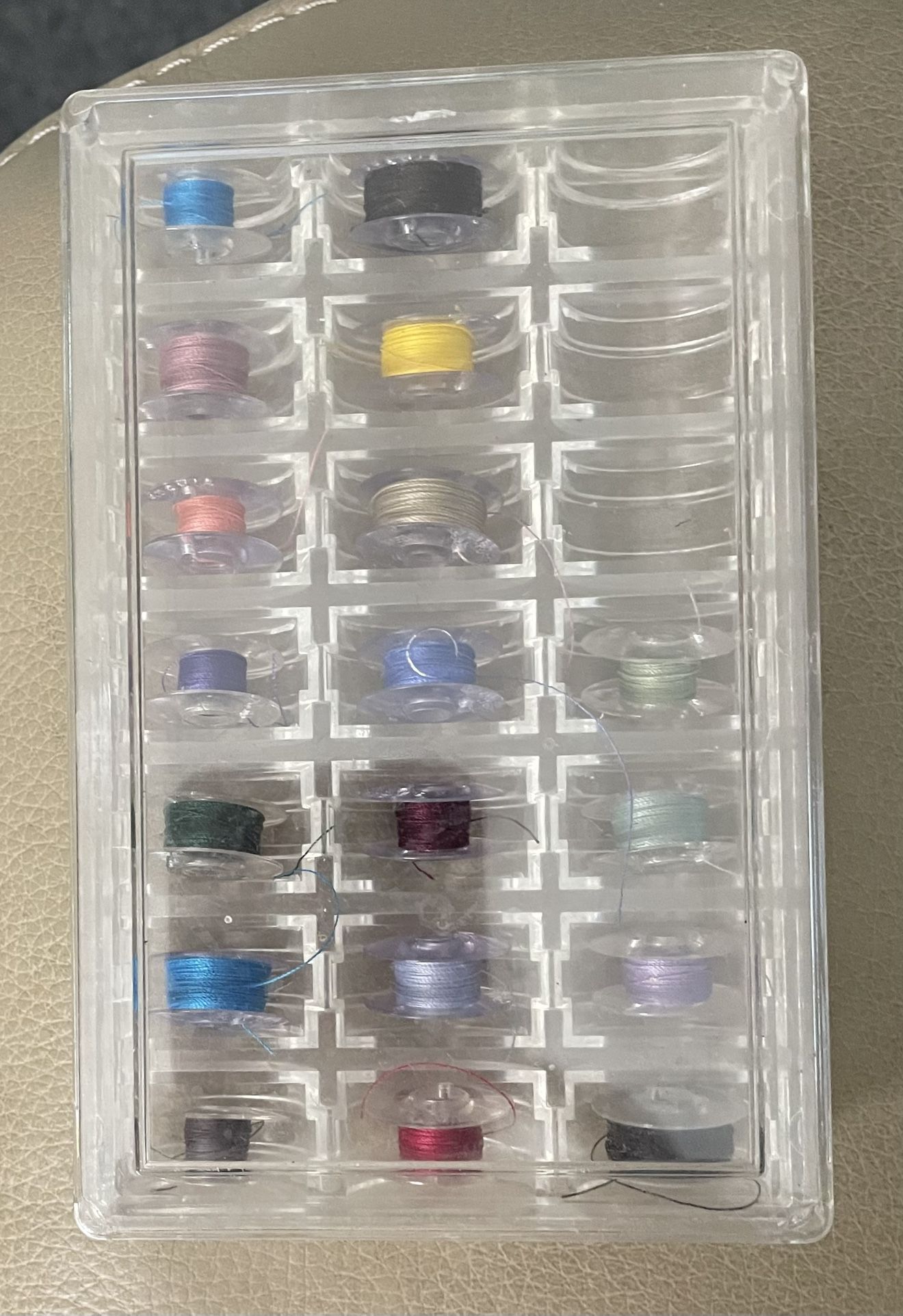 **VINTAGE**18 Clear Plastic Bobbins in 21 Slot Bobbin Covered Box -Clear Plastic