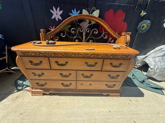 Canopy bed w/ dresser