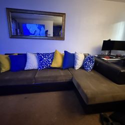 Modern Sectional Sofa with Chaise – 117in x 66in – Recently Updated Cushions