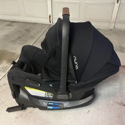 Nuna baby carrier Car 