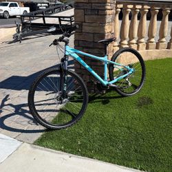 GT Laguna Pro 27.5” Mountain Bike – Small Frame – Disc Brakes