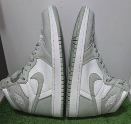 Jordan 1 Retro High OG
Seafoam (Women's)
Size 8 xc
Excellent condition 
Used very gently 
No box
Please see all pictures for details