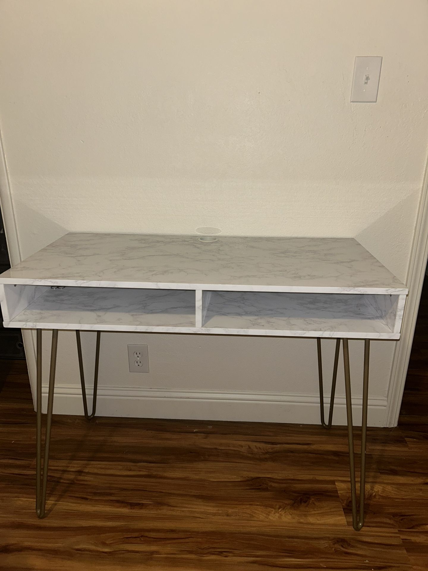 Desk/ Escritorio
