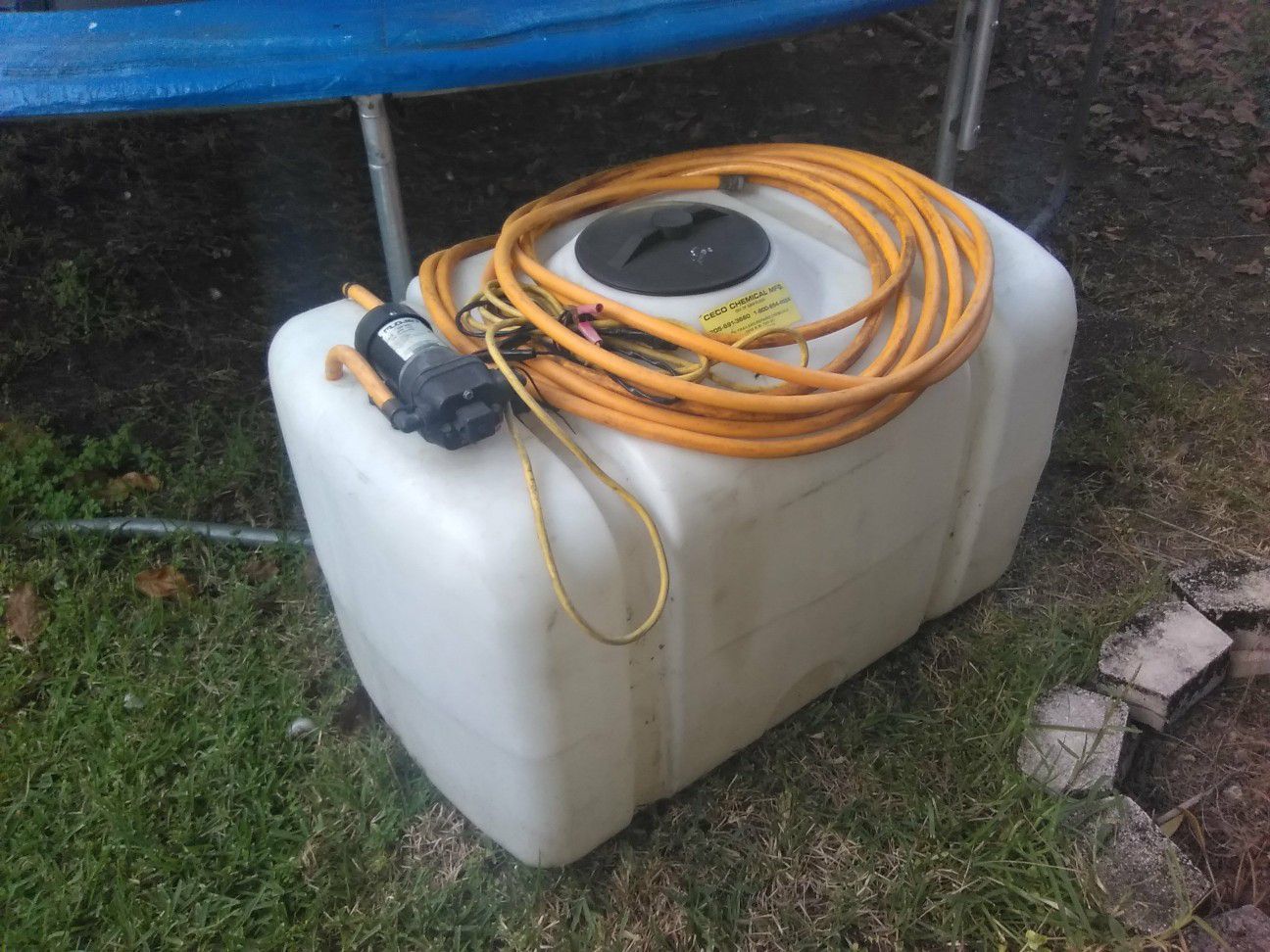 100 gallons tank with a 95 psi Flo jet pump already installed with battery terminals and 50' high pressure hose for Detailing or pest control Etc.