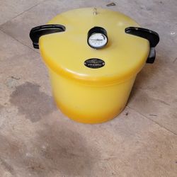 Vintage 70s Presto Pressure Cooker. 