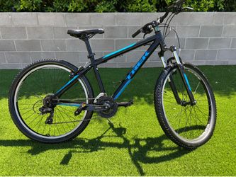 2022 Trek 820 blue and black 26”