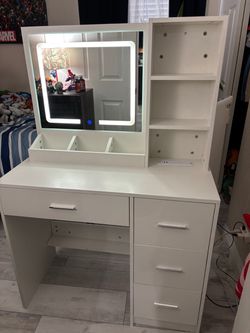 white vanity decent size