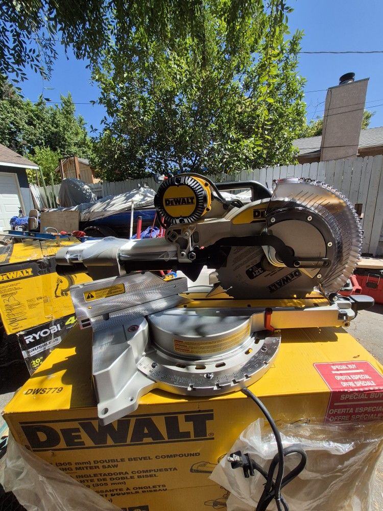 DEWALT 15 Amp Corded 12 in. Double Bevel Sliding Compound Miter Saw