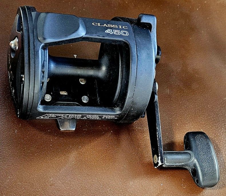 Okuma Classic 450. The gear ratio for various models in the Okuma Classic 450 series is typically either 4.0:1 or 3.8:1.
4.0:1 (or 4:1) ratio: Some m