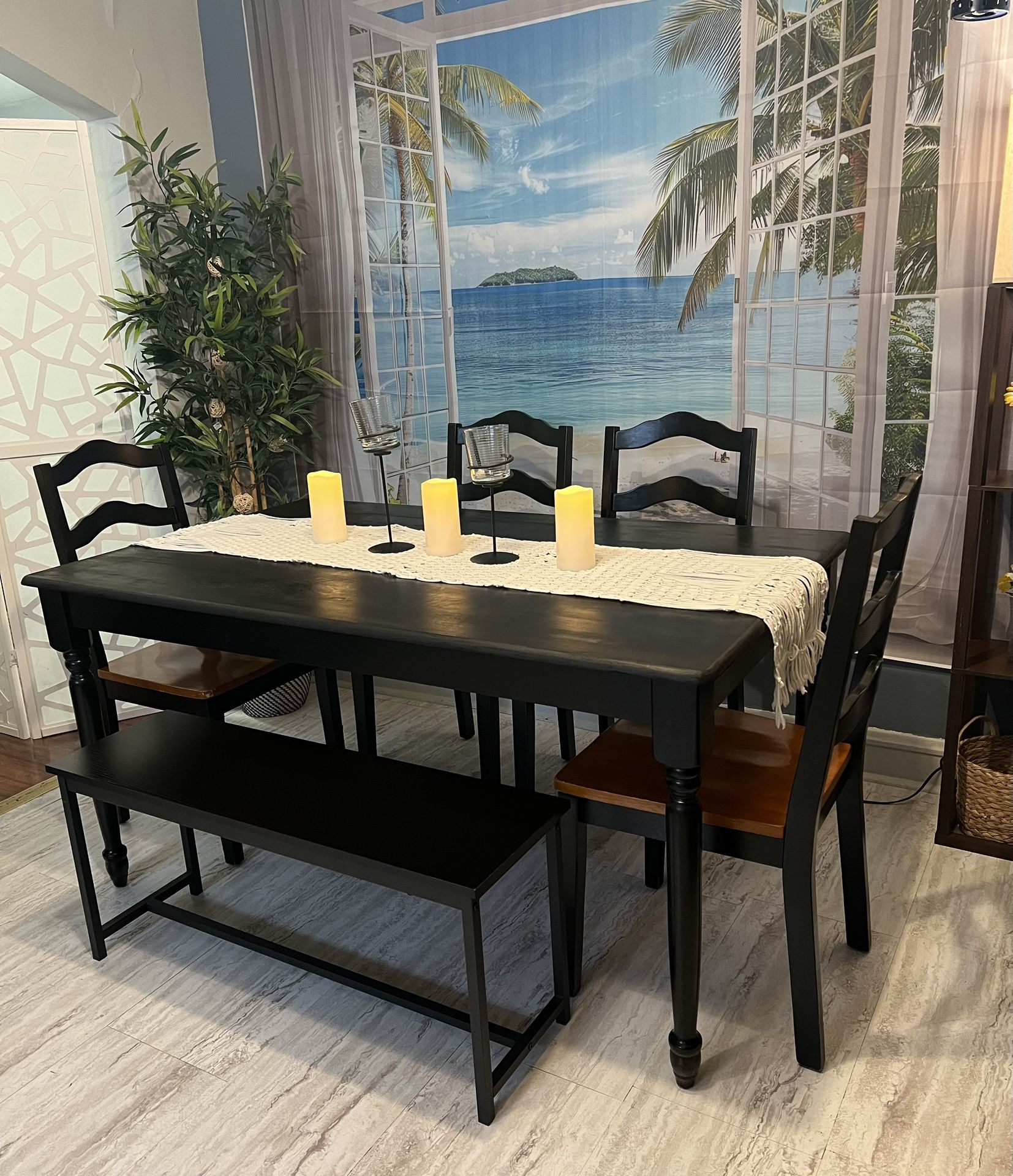 Beautiful Dining Set Good Condition! Table With 4 Chairs and Bench! I Can Deliver 