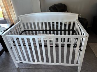 White Wood Baby Crib with Metal Spring Base