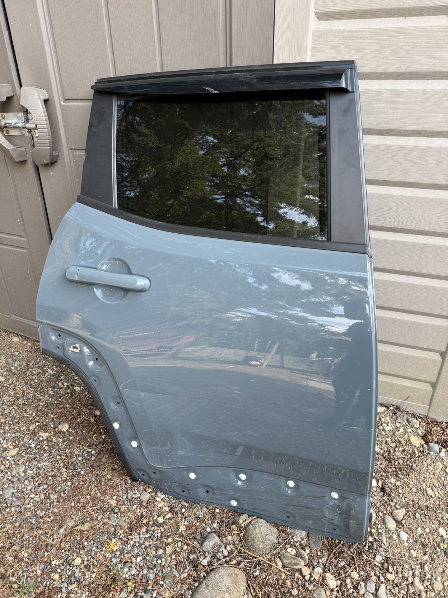 Rear right door of Jeep Renegade 2017 for repair or for parts