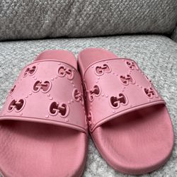 Pink Gucci rubber slide sandals Y6