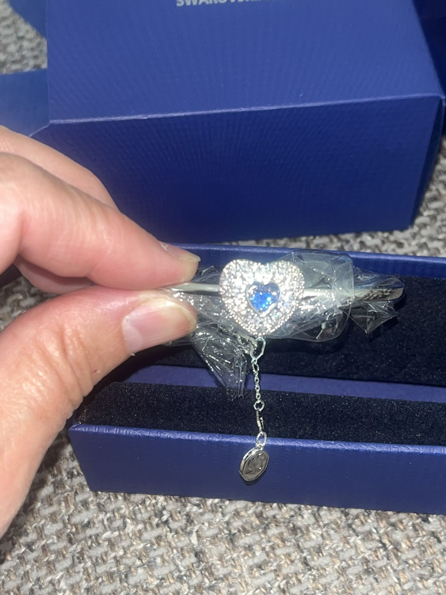 NWT Swarovski Hyperbola bangle Heart, Blue, Rhodium plated Dancing Heart Bracelet