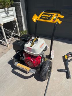 Shop DEWALT 3600 PSI 2.5 GPM Gas Pressure Washer with Honda GX200 Engine, Heavy-Duty Commercial Cold Water Power Cleaner