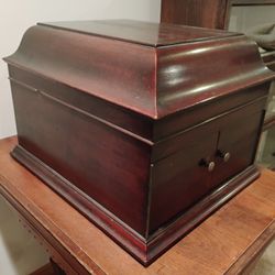 Antique Victrola VV-IX Tabletop Phonograph Plus 39 Records 