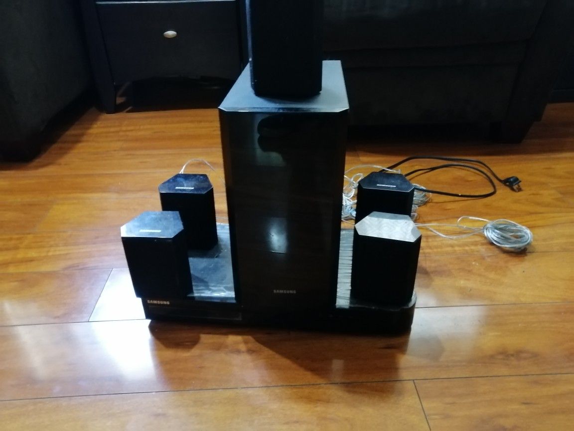 Blue ray samsung DVD with 5 speakers