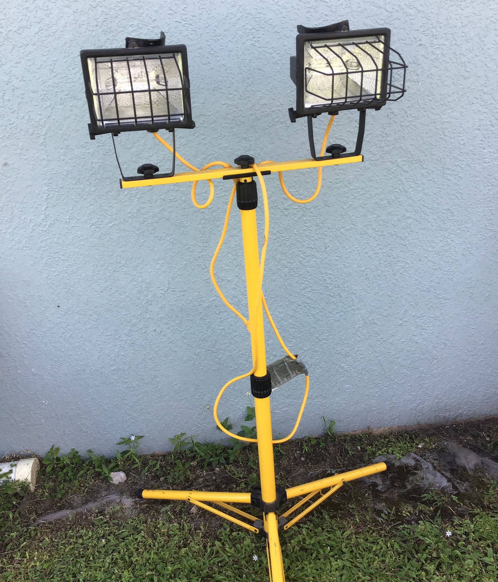 Utilitech 1000-Watt Halogen Stand Work Light