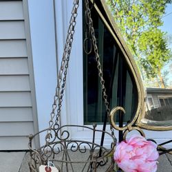 METAL HANGING FLOWER/PLANT BASKET 
