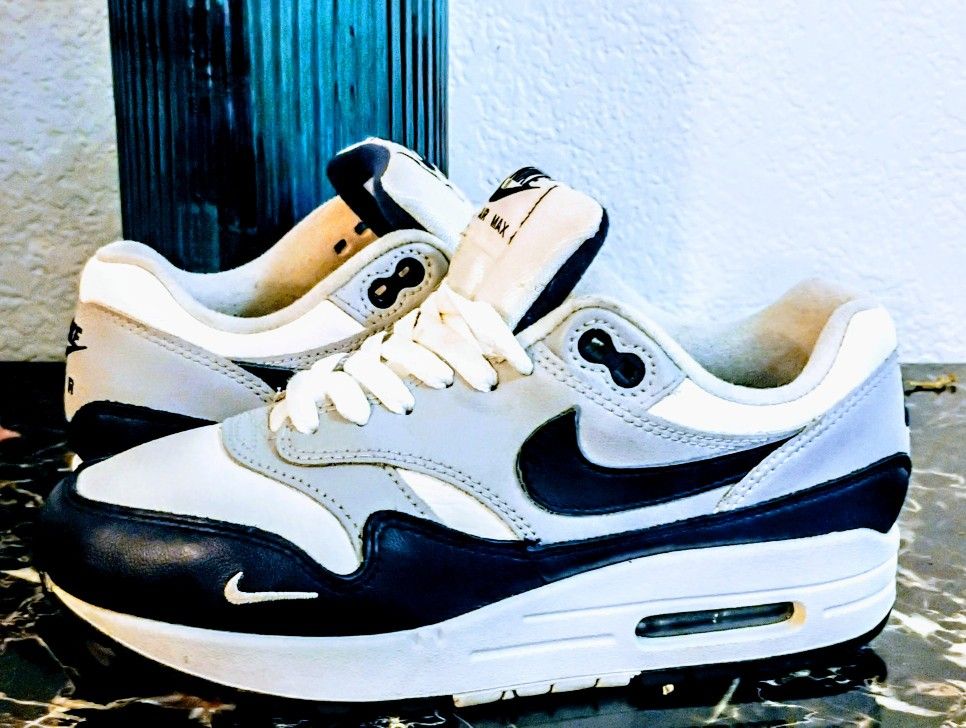 Nike Air Max LV8 Obsidian