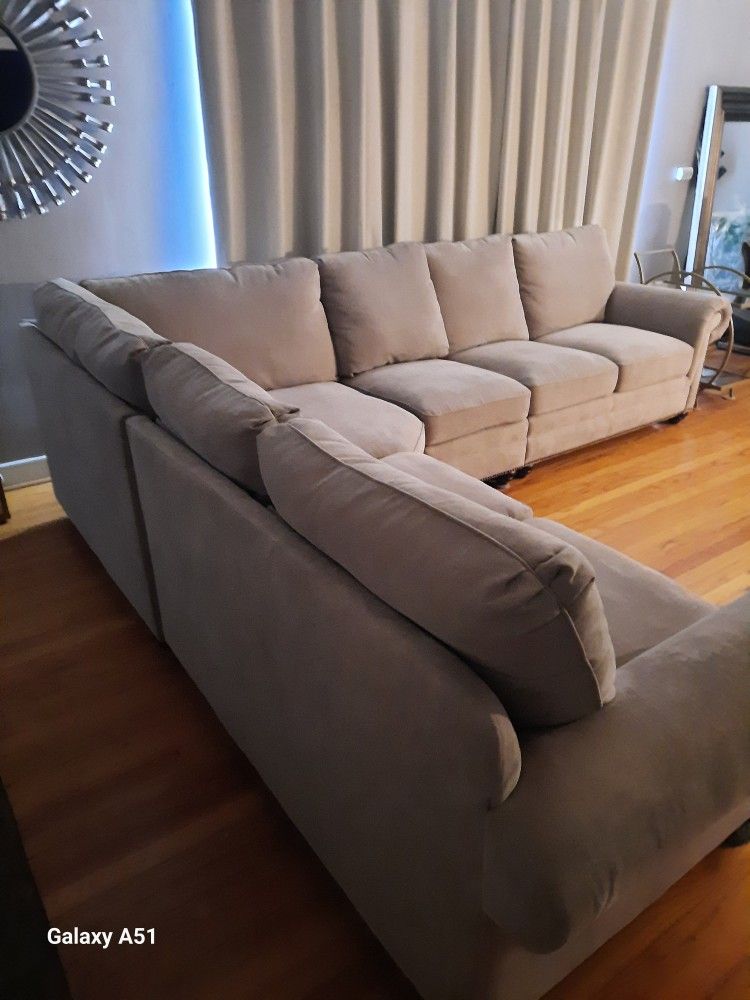 New Large Sectional 4 Pieces 125 X 102