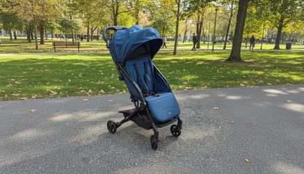 Mompush Lithe V2 Lightweight Travel Stroller in Navy Blue! Retails $179.99