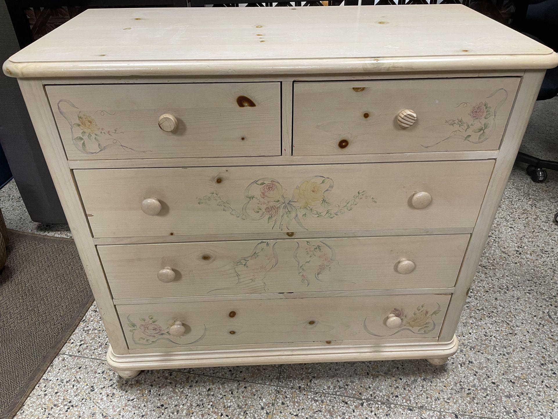 5 Drawer Wood Chest Dresser Thomasville 39”W  🚚 extra Cómoda de cinco cajones de madera auténtica
