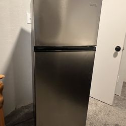 Vissani Mid Size Fridge 