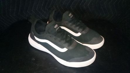 VANS BLK/WHT LOW TOPS