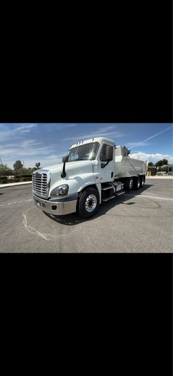 2018 freightliner super ten super 10 dump truck dompe