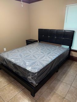 Cama Con Colchón Y 1 mesa de Noche