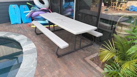 Picnic table