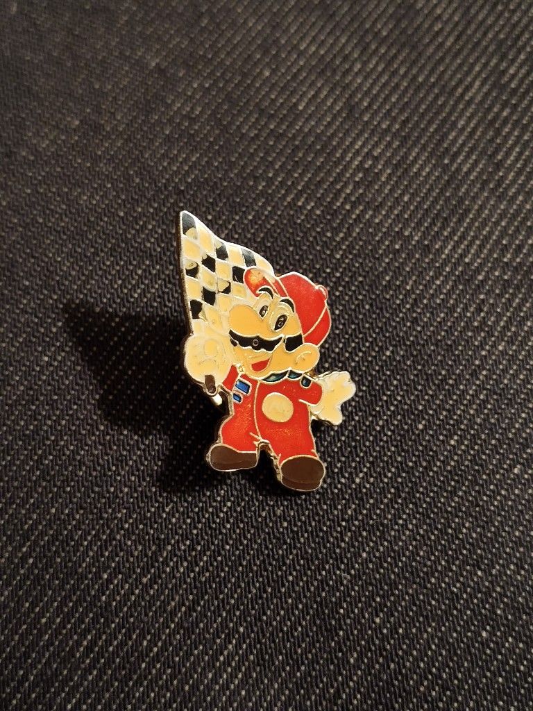 ***RARE & VINTAGE 1988 “NINTENDO SUPER MARIO BROS.” CHECKERED RACING FLAG PIN***