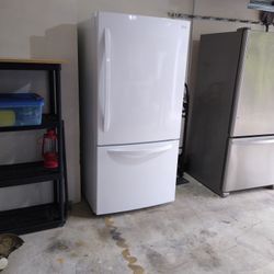 LG Refrigerator With bottom freezer 