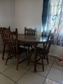 Round table 4 chairs