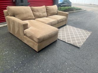Sectional Couch!! Crate & Barrel !! Delivery Available 🚚!! Dimensions: 105” Length x 34” Height x 42” Depth( 65” Depth Chaise)