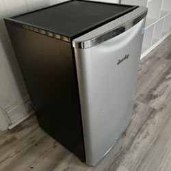Working Danby Mini Fridge - Clean & Ready to Use