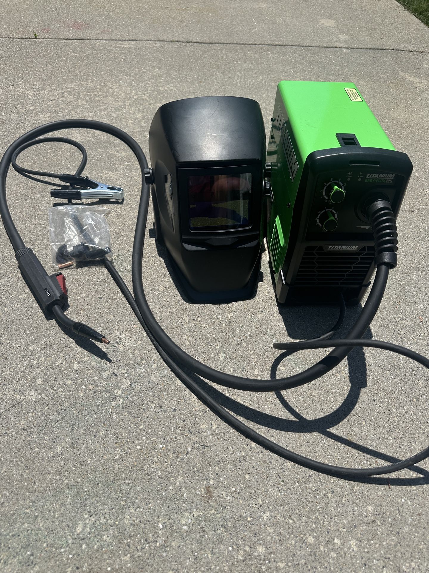Titaniumaa Mig Easy-flux 125 Amp Welder with Welder Mask